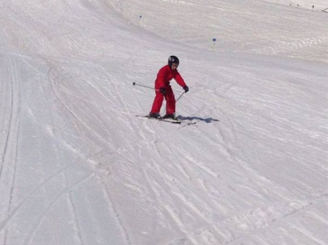  Üben der Haltung mit den Skiern 